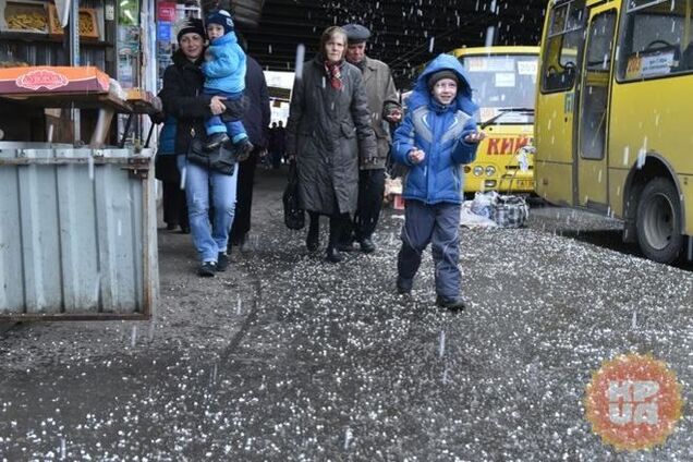 Киев засыпало апрельским градом: фотофакт