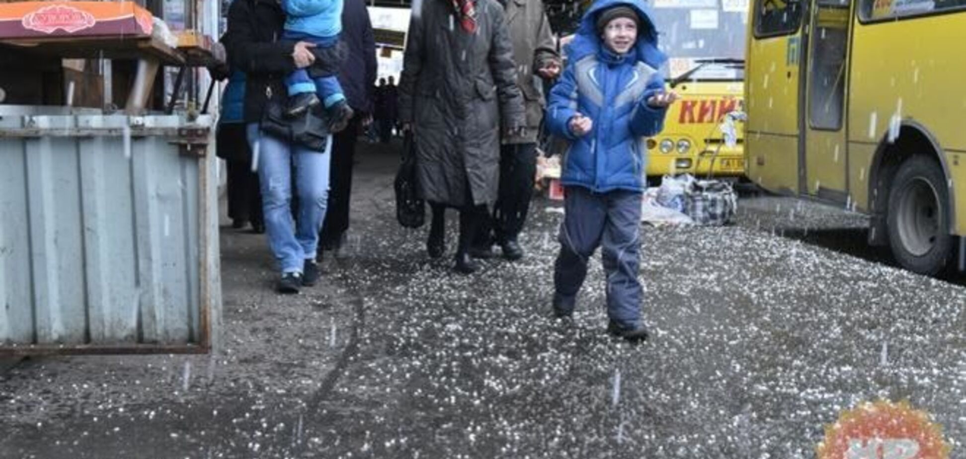 Киев засыпало апрельским градом: фотофакт