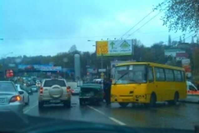 В Киеве столкнулись четыре автомобиля и маршрутка: фото с места происшествия