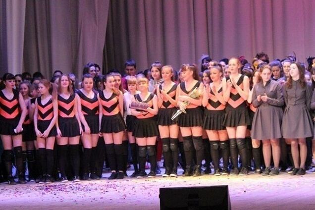 'Опа! Взлетает кверху попа'. В сети ищут разоблачителя 'эротических пчел'