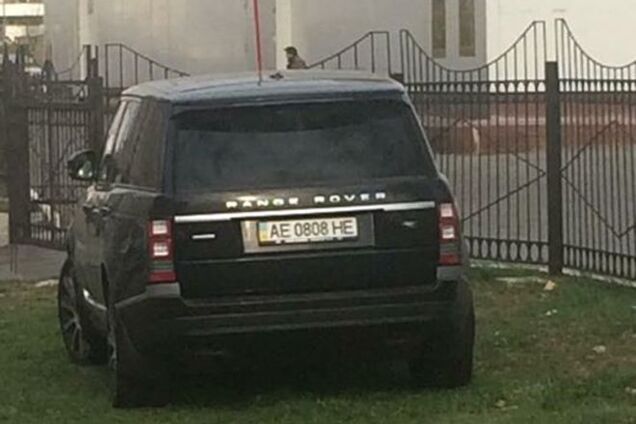 'Герой парковки': в Днепропетровске внедорожник врос в газон