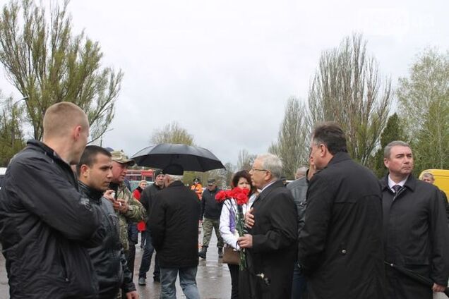 Отца Вилкула с дракой не пускали на панихиду по бойцам АТО: фото с места событий