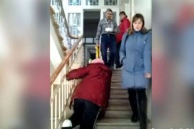 В России ветерану труда пришлось ползти к врачу со сломанной ногой: шокирующее видео