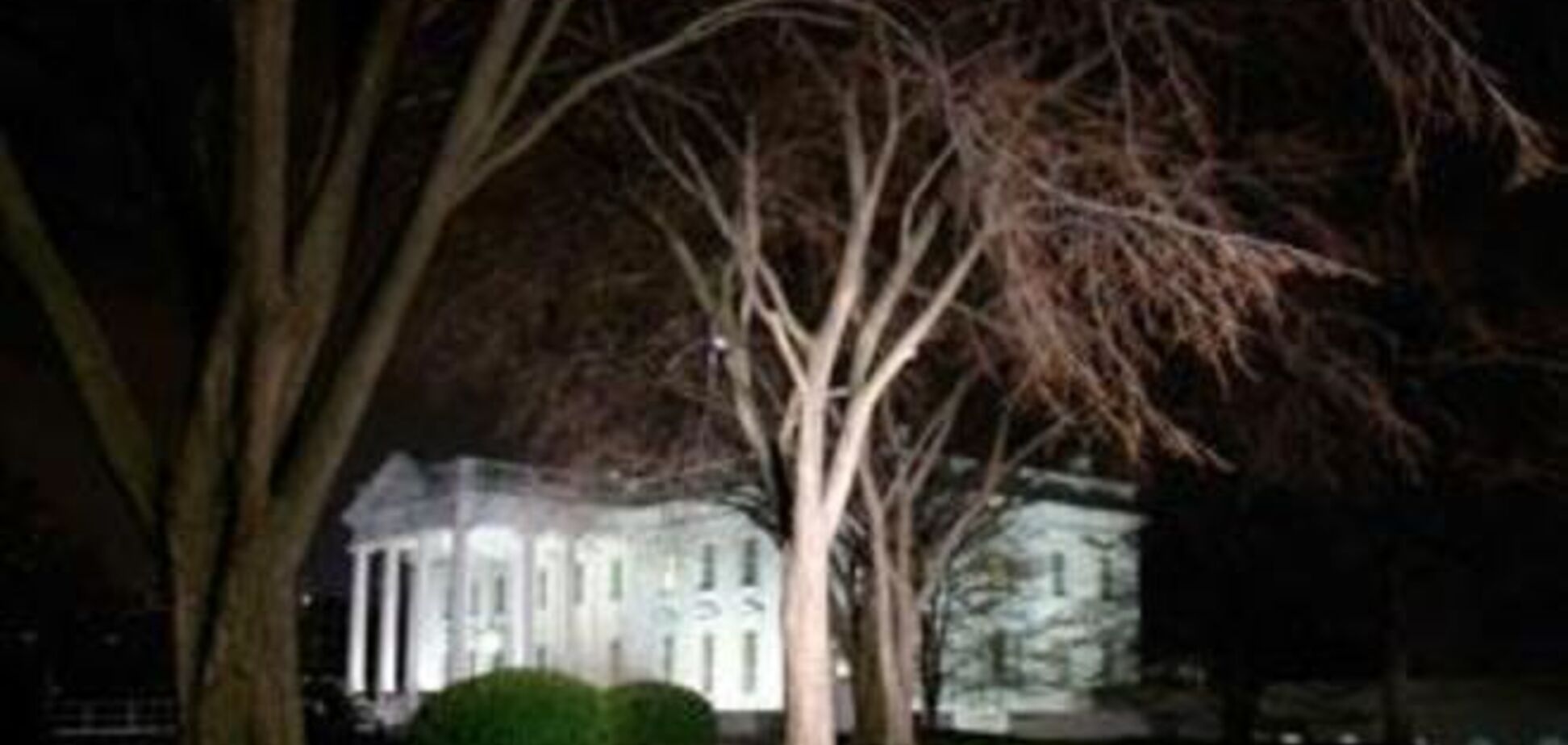 В США под покровом сумерек человек со свертком залез в Белый Дом 