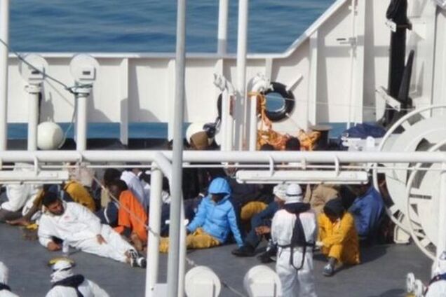 В Средиземном море тонет судно с 300 мигрантами