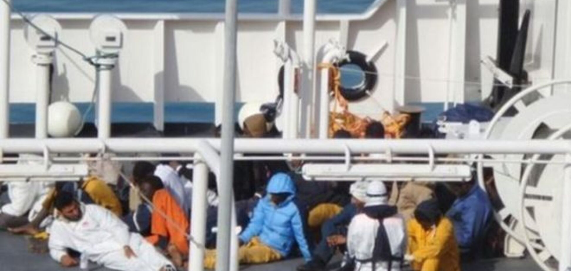 В Средиземном море тонет судно с 300 мигрантами