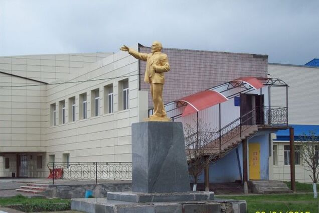 В Запорожской области склеили и восстановили павшего Ленина: опубликованы фото