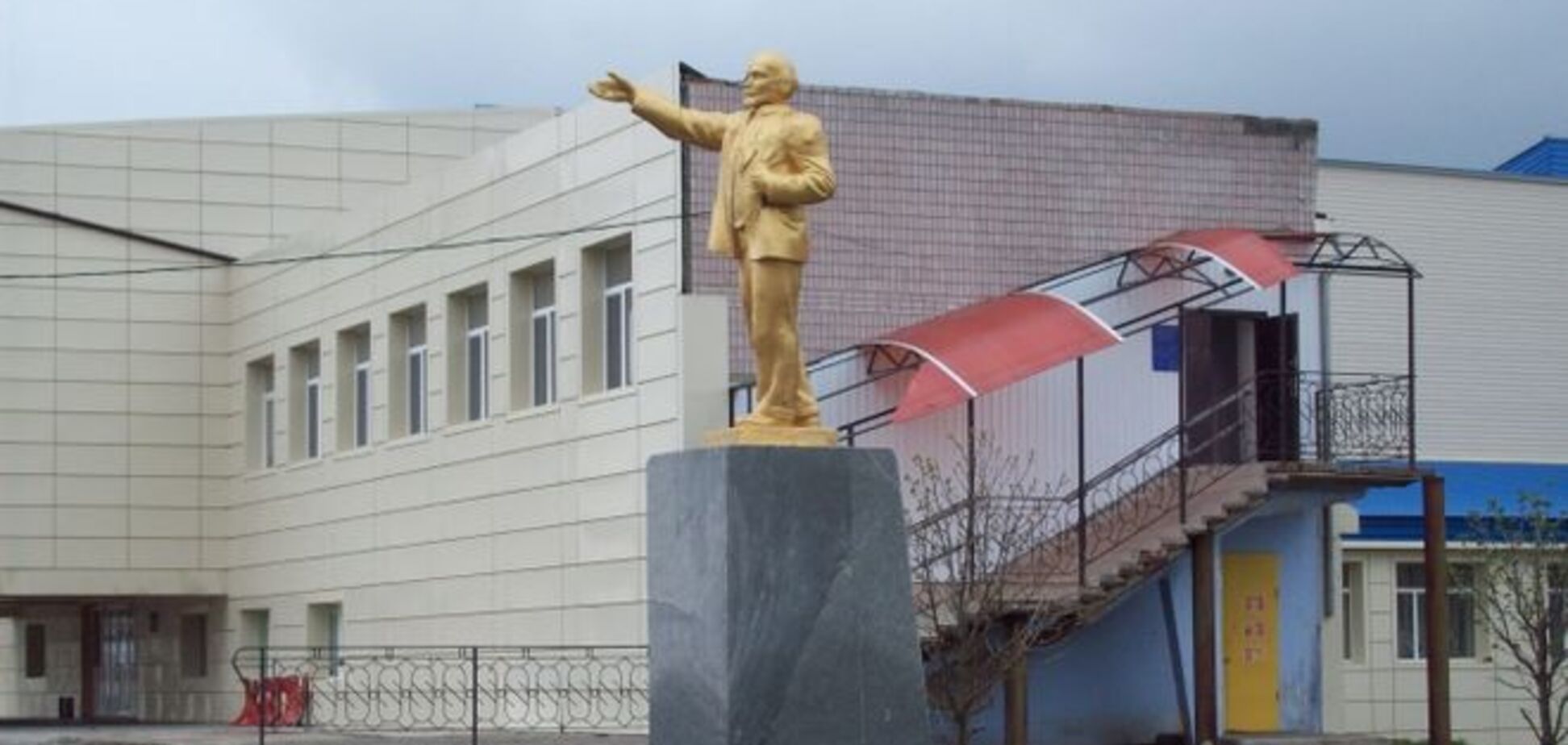 У Запорізькій області склеїли і відновили полеглого Леніна: опубліковано фото