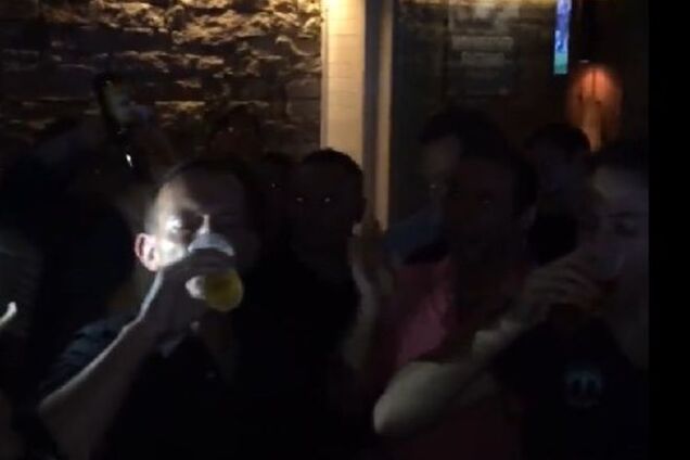 Премьер Австралии вызвал восторг публики, выпив бокал пива за 7 секунд: видеофакт