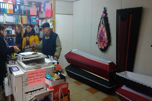 В магазине канцтоваров в Киеве продают… гробы: фотофакт