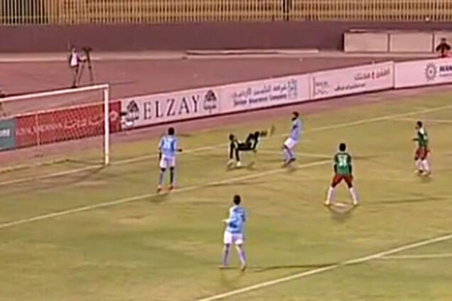 Вратарь забил самый эффектный автогол в истории: видео курьеза