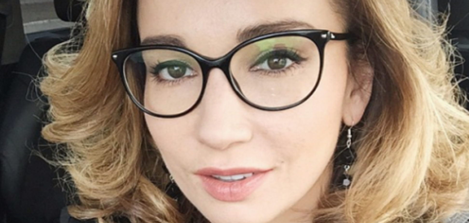 Обнаженная Анфиса Чехова принимает душ и забавляется новой игрушкой