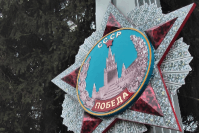 В Харькове восстановили стелу с изображением Кремля и георгиевской ленты: видеофакт