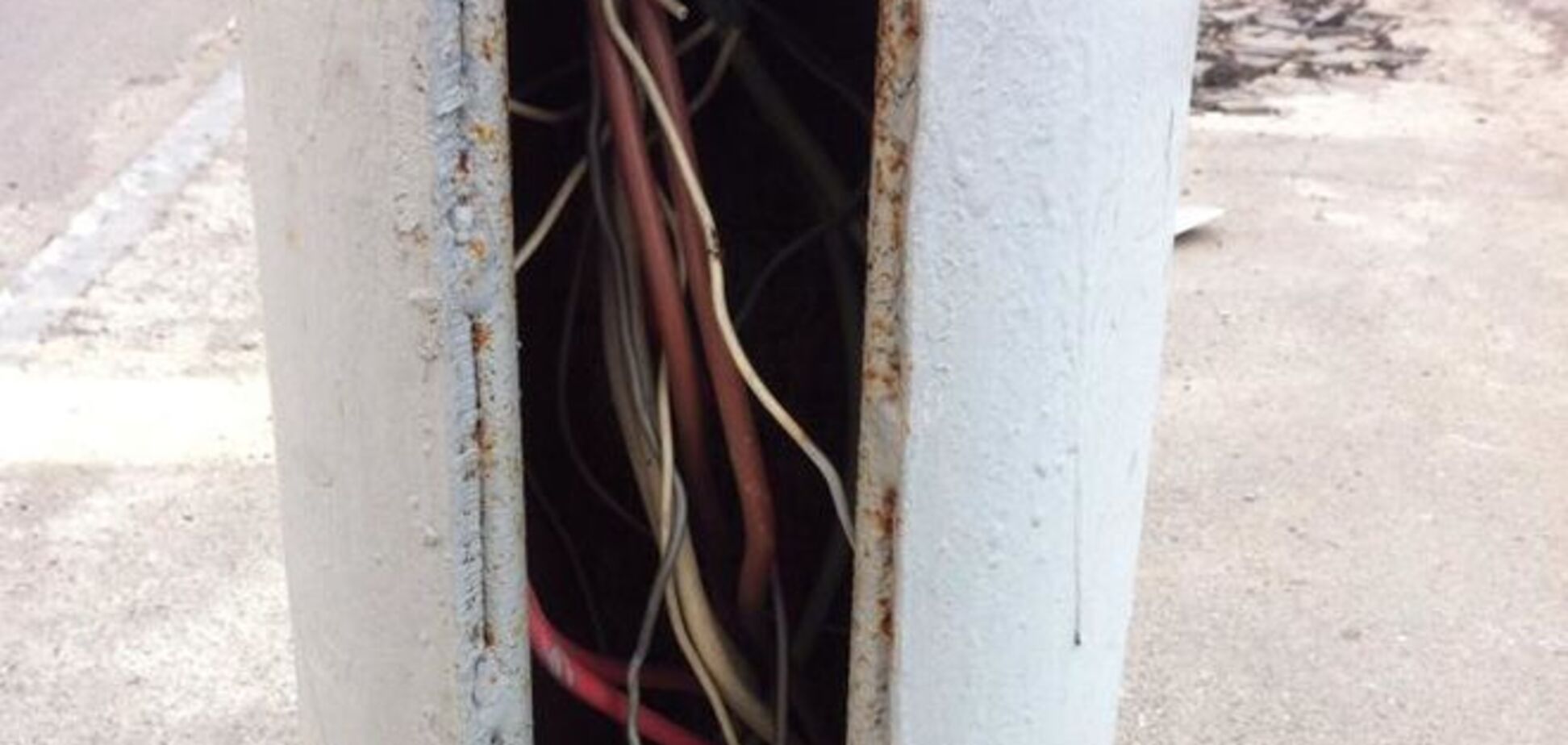 В Киеве неизвестные потрошат уличные столбы: фотофакт