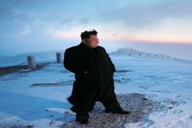 Ким Чен Ын покорил самую высокую гору КНДР в кожаных туфлях