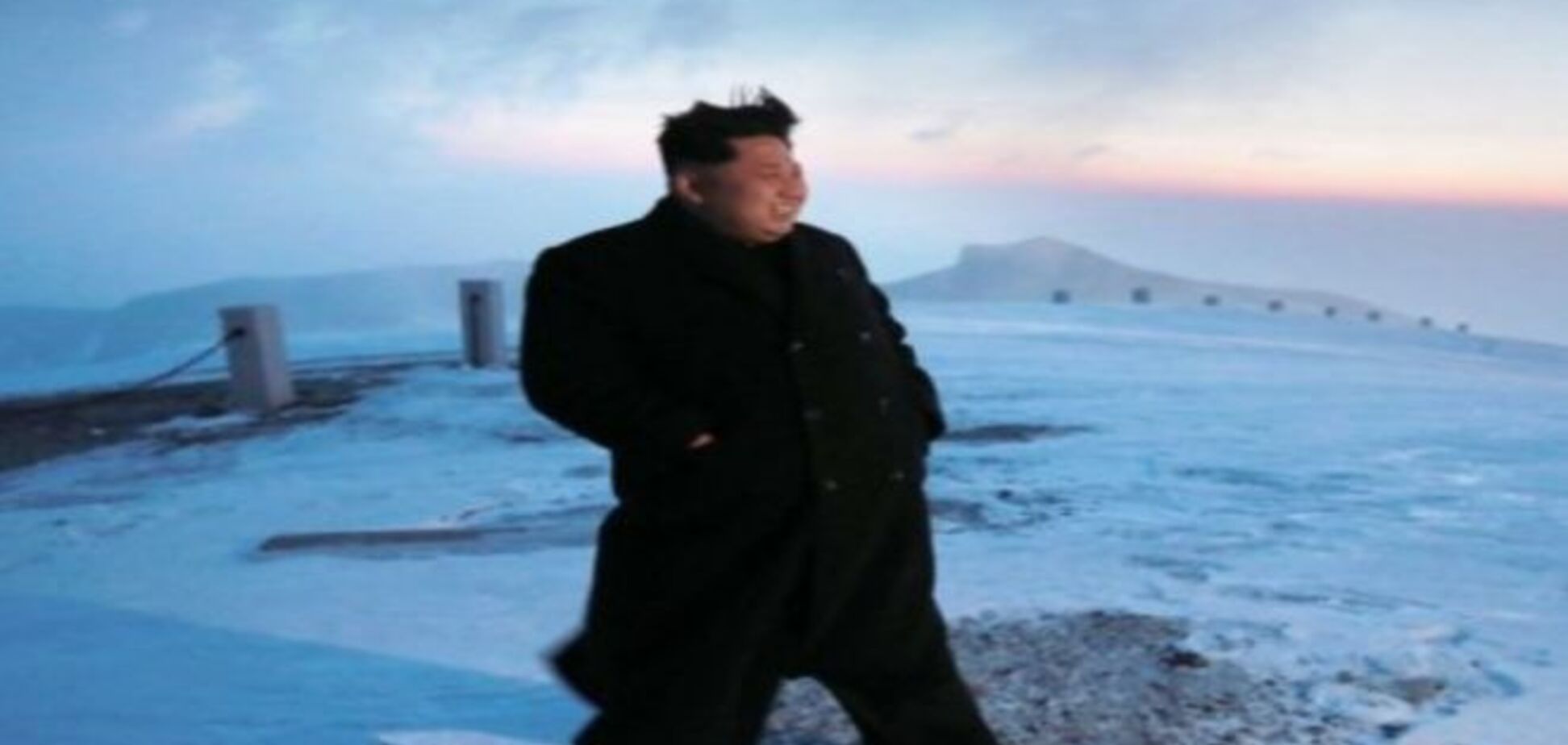 Ким Чен Ын покорил самую высокую гору КНДР в кожаных туфлях