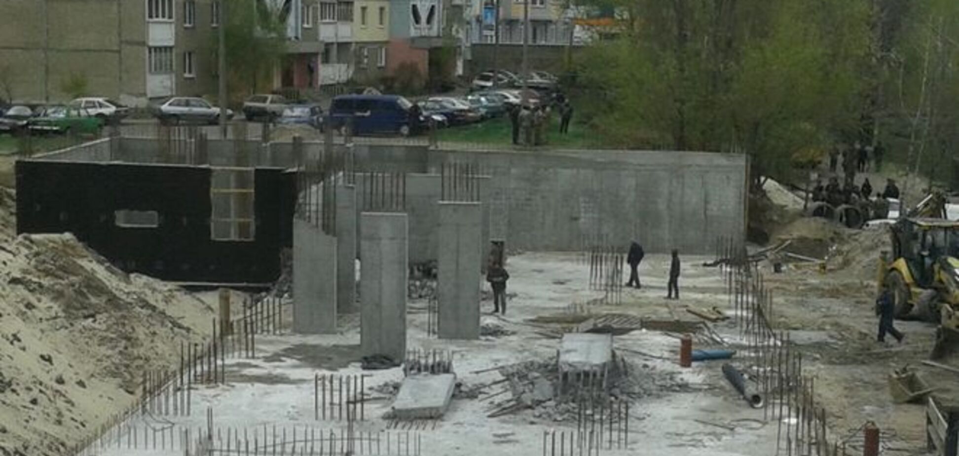 Неизвестные начали рушить стройку в Киеве