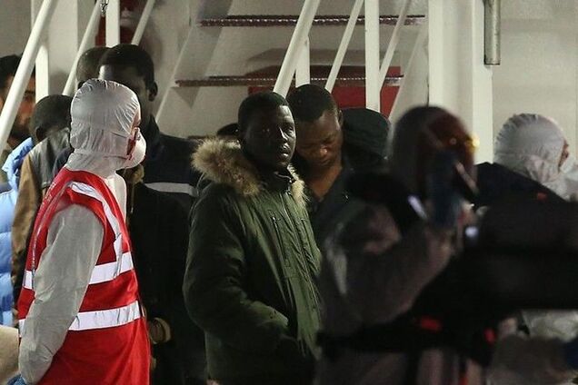 Западные СМИ выяснили, кто зарабатывает на гибнущих в море мигрантах