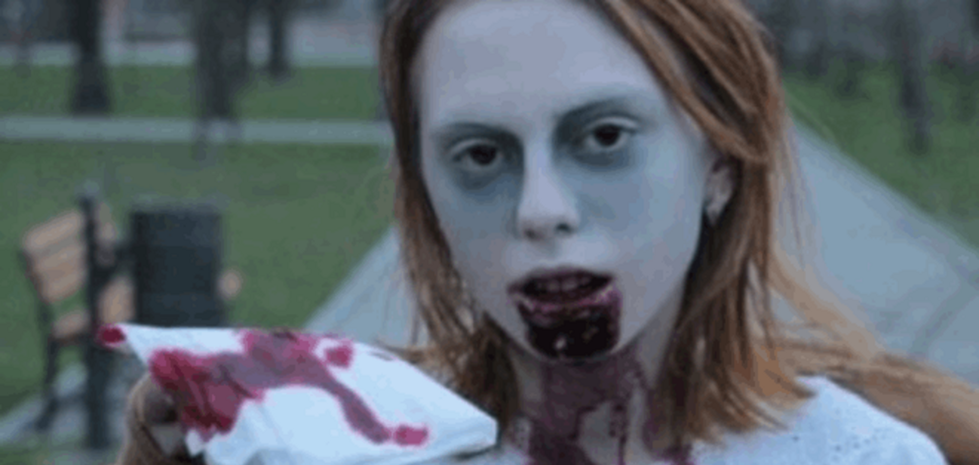 Кошмар на вулиці Одеси: закривавлена дівчина-зомбі розполохала перехожих - відео, що леденить кров