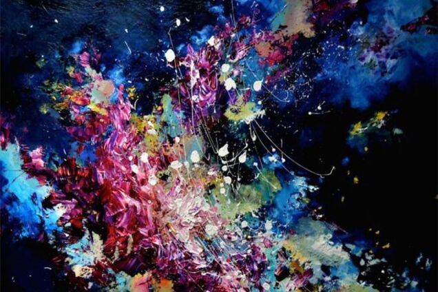 Девушка с синестезией рисует музыку, которую слышит