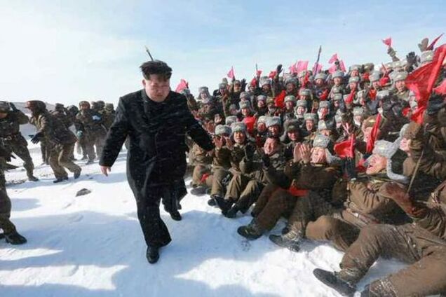 Покорение горы в туфлях: пользователи соцсетей высмеяли 'скалолаза' Ким Чен Ына