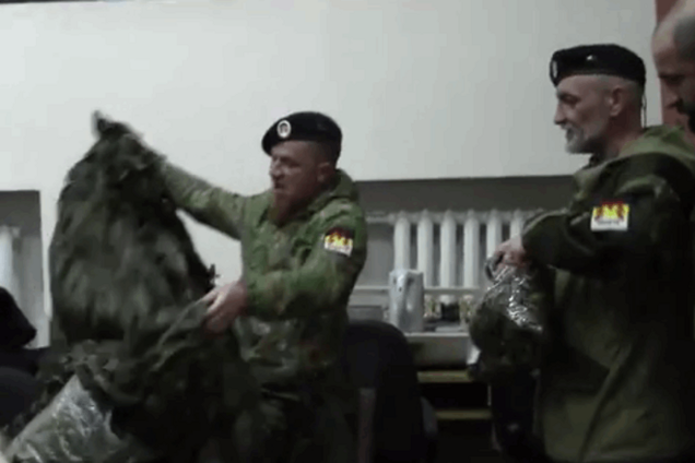 'Благодарочка за подгон!' Моторола получил трусики и маечки от люберецкой братвы: видеофакт