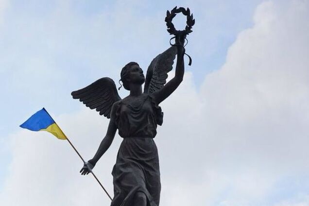 На памятнике в центре Харькова повесили флаг Украины. Фото- и видеофакт