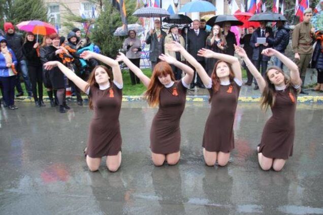 В Крыму девушки танцевали на коленях в воде на фоне 'георгиевских' лент