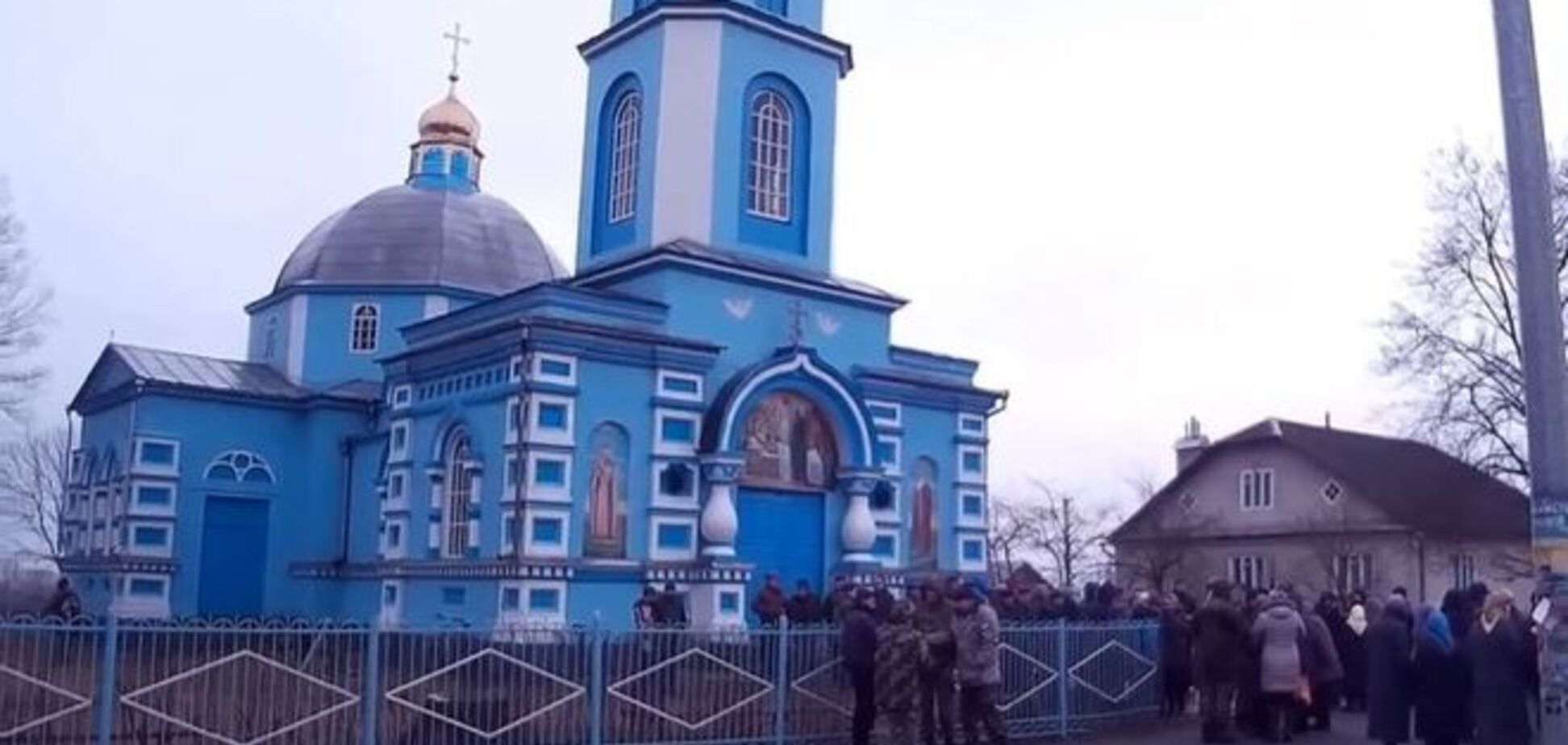 На Ривненщине из-за храма подрались около 400 верующих