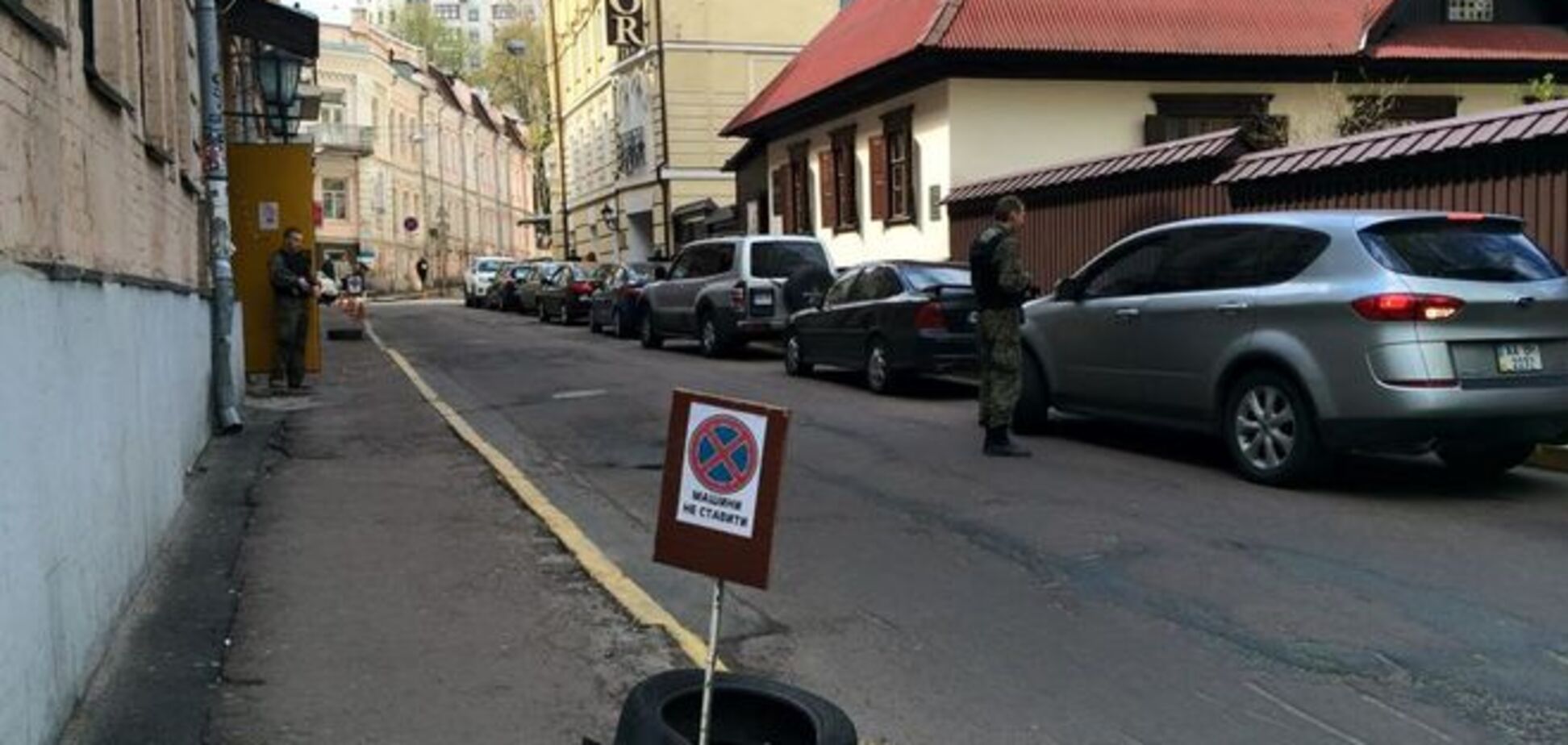 Киевлянка пожаловалась на вооруженных 'парковщиков' из 'Азова'