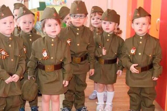 На Луганщине террористы вырядили детей в военную форму: фотофакт