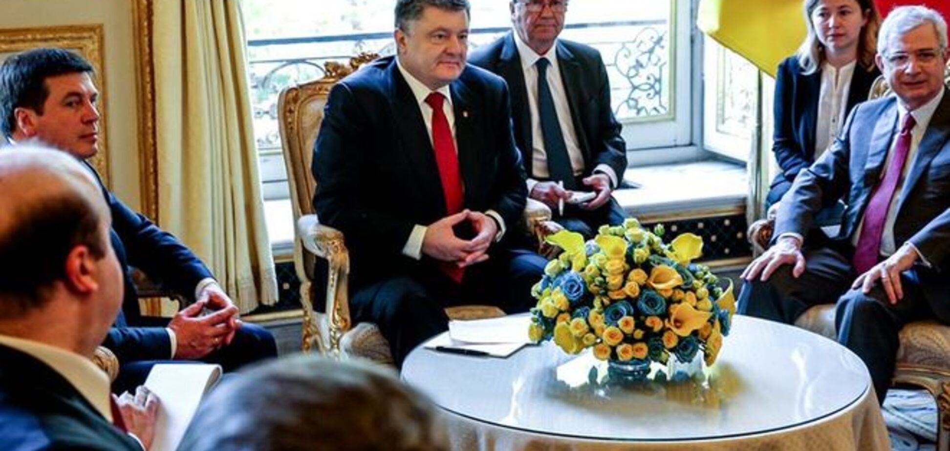 Порошенко во Франции попросил дать Украине безвизовый режим