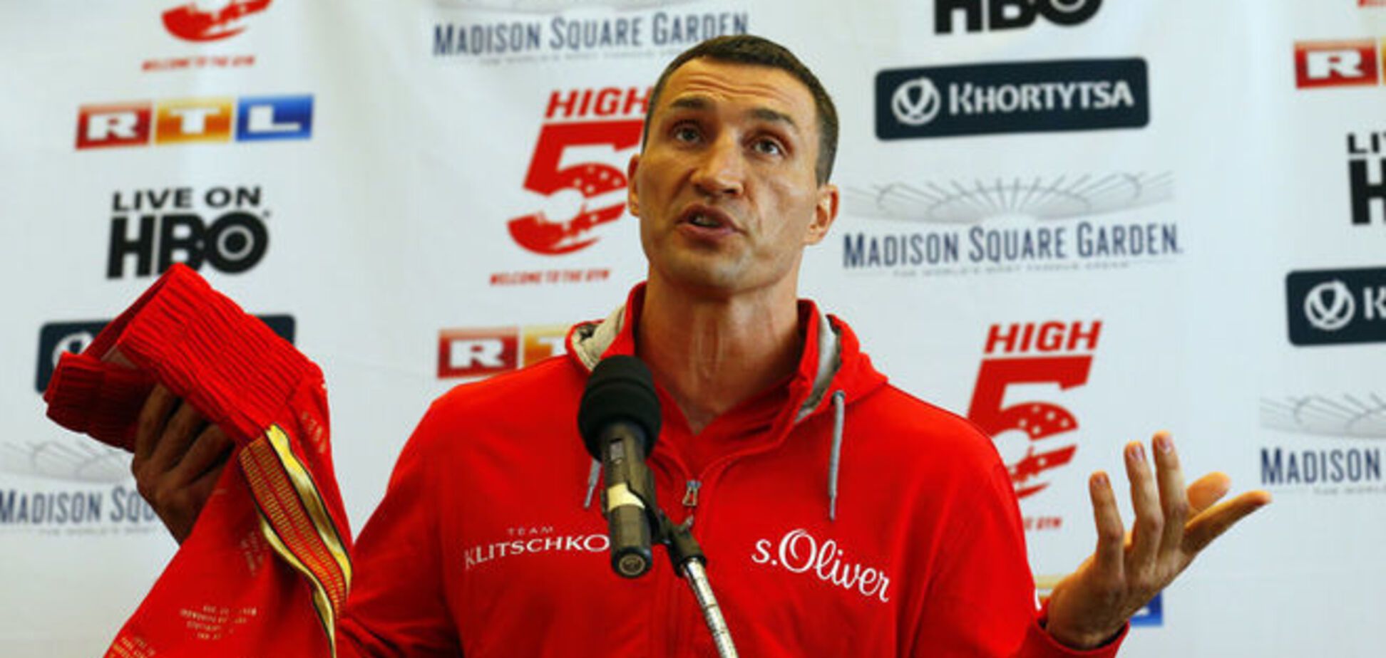 Кличко сразится с непобедимым американцем в специальных трусах