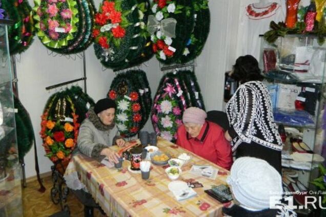 В России ветеранов пригласили на чай в похоронное бюро. Фотофакт