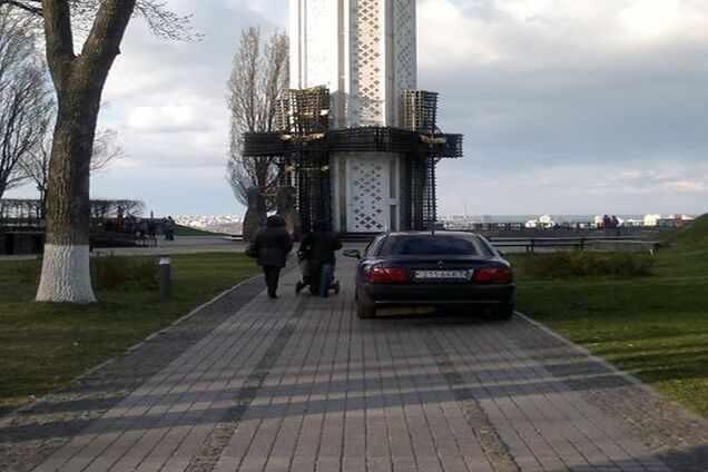 В Киеве паркуют автомобили даже возле памятника Голодомору: фотофакт