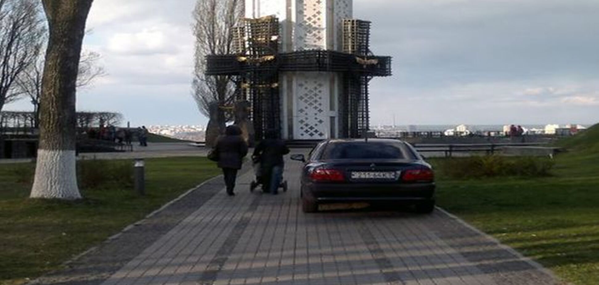 В Киеве паркуют автомобили даже возле памятника Голодомору: фотофакт