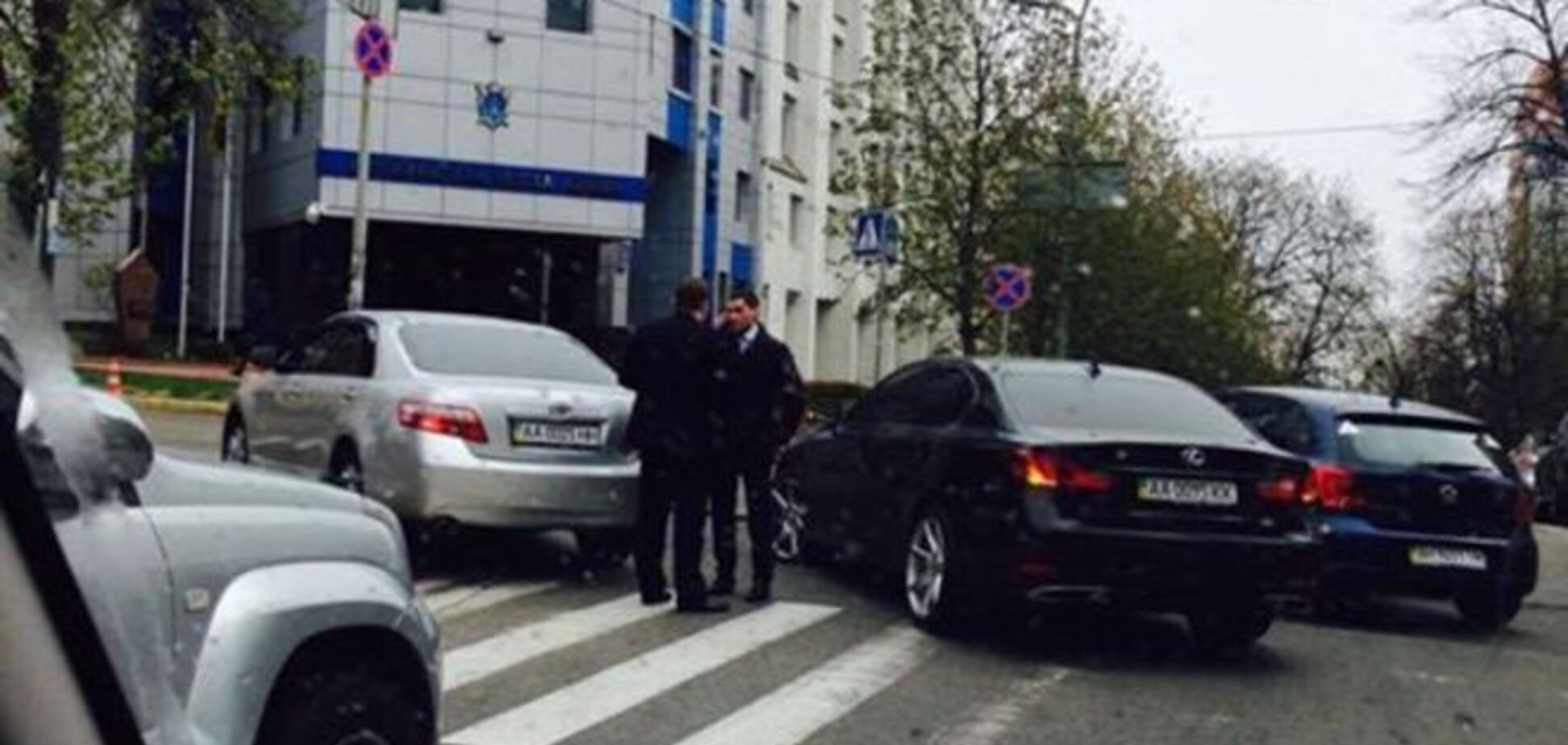 'Герої парковки': 'пацики' на Lexus і Toyota перекрили центр Києва