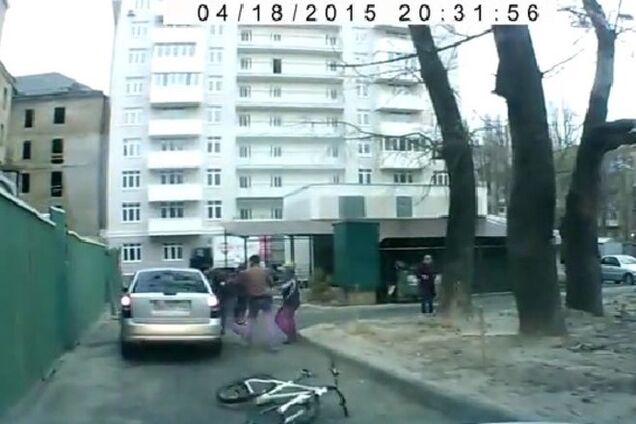 В Киеве шустрый вор украл велосипед возле бювета: видеофакт