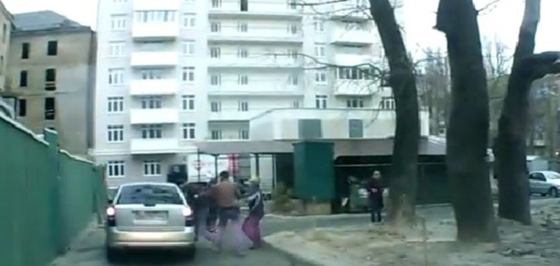 В Киеве шустрый вор украл велосипед возле бювета: видеофакт