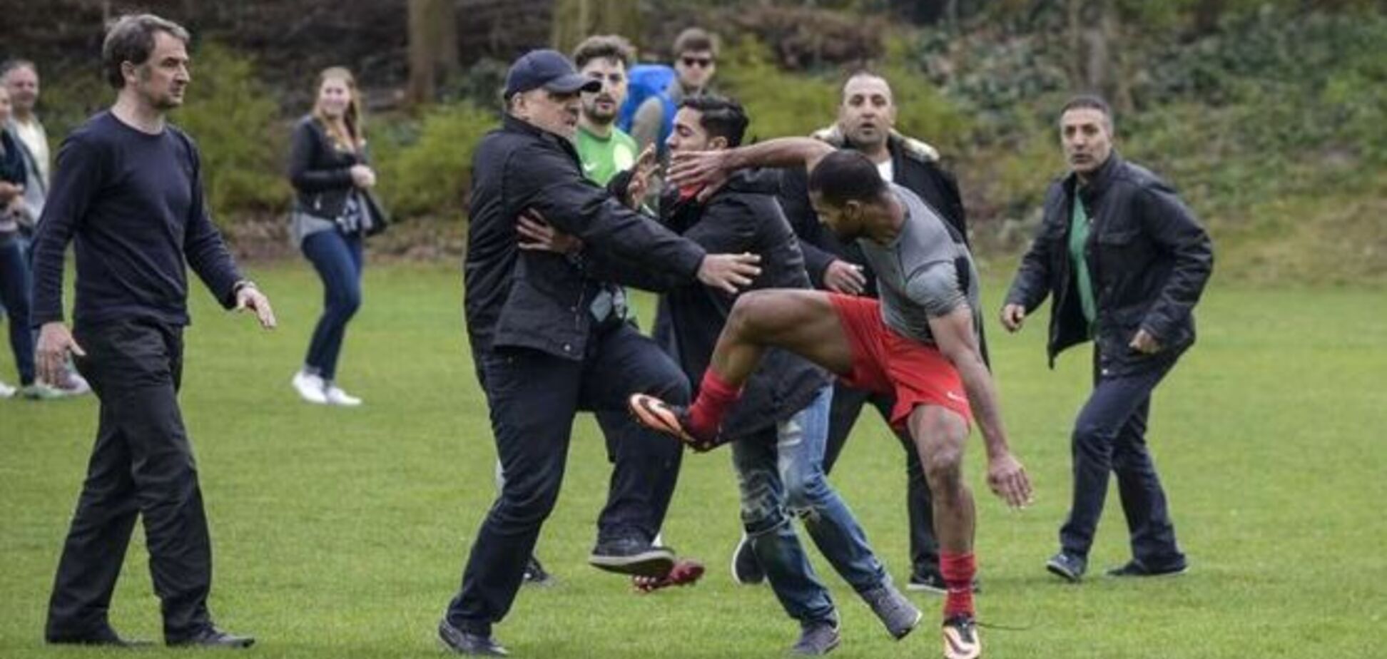 В Германии изверги до полусмерти избили футболиста