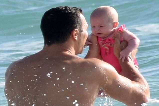 Идеальный папа: Кличко показал фото с крошечной дочкой на пляже
