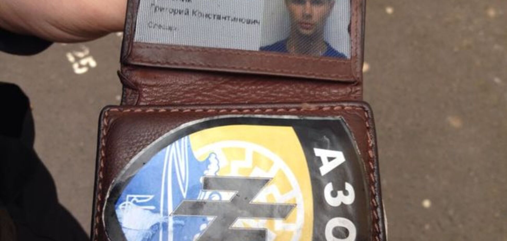 'Поймали бандеровца!' 'Газпром' уволил слесаря-фаната полка 'Азов'