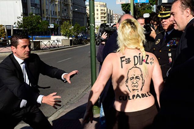 Femen сорвала с себя одежду и напала на главу МВД Испании
