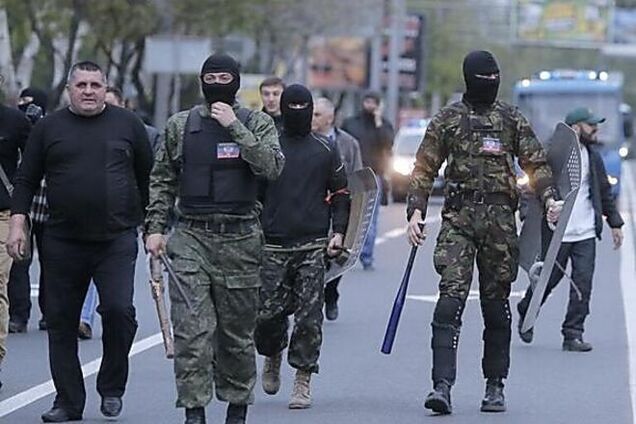 Шабаш терористів: в центр Донецька притягли танки, БМП та зв'язаних осіб - соцмережі