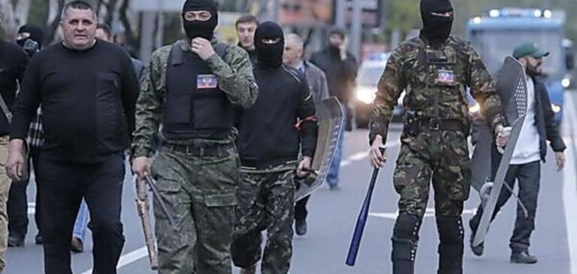 Шабаш террористов: в центр Донецка приволокли танки, БМП и связанных людей – соцсети