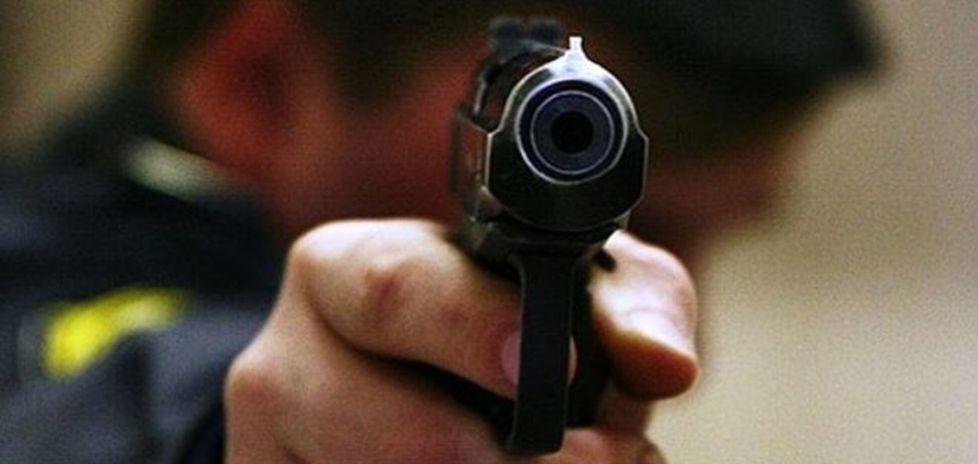 У Миколаєві міліціонера побили на автобусній зупинці, він відстрілювався