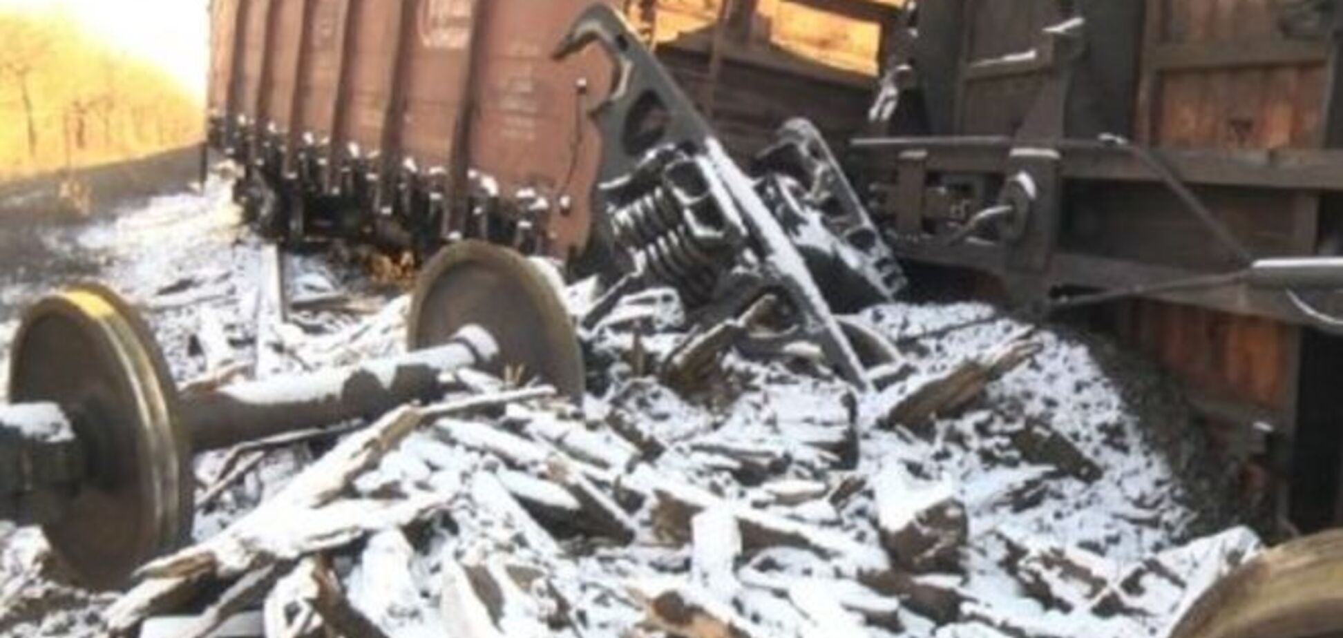 Вблизи Еленовки под тепловозом грузового поезда прогремел взрыв