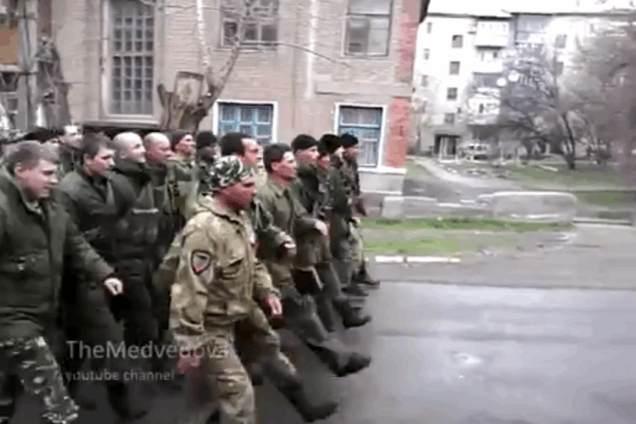 Кто в лес, кто по дрова: толпа террористов 'Новороссии' готовится к параду победы - видеофакт