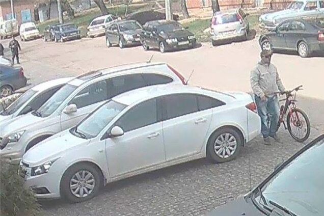 В Харькове велосипедист обливает авто с украинской символикой кислотой: фото