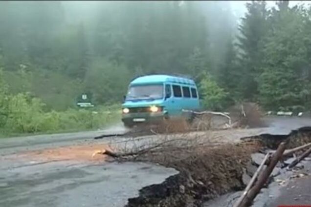 Дорога смерти: на Закарпатье перевал с туристами может рухнуть в любую минуту – фотофакт